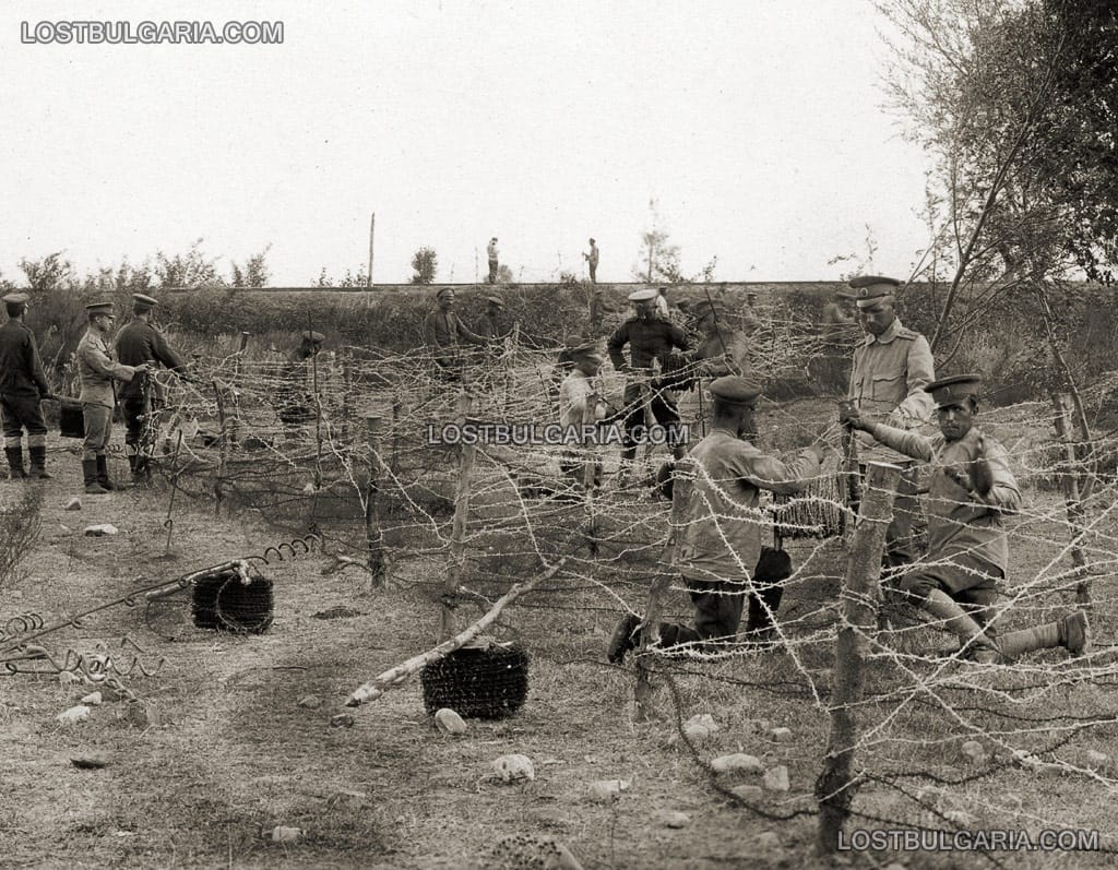 Събиране на телената мрежа пред английските окопи след изтласкването на англичаните от позиция на Круша планина, 1917 г.