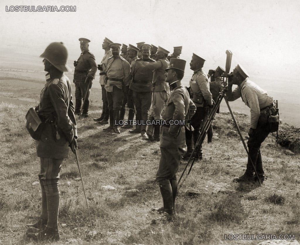 Генерал Георги Тодоров с Щаба на 2-ра армия, с български, германски и австро-унгарски офицери, следят от наблюдателния пункт настъплението на 7-ма пехотна Рилска дивизия в Серското поле, 1916 г.