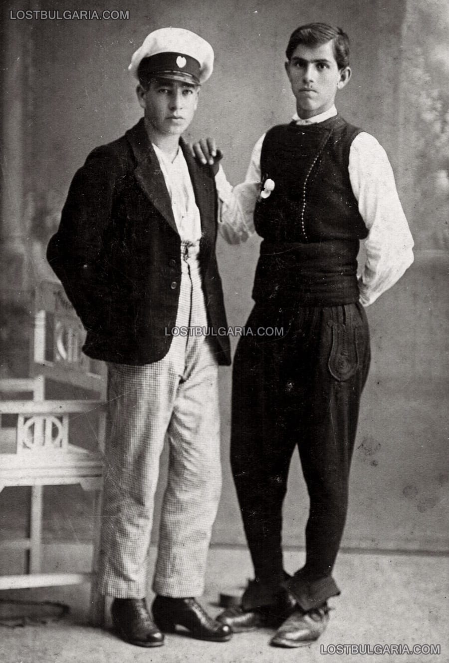 Двама млади мъже от село Варвара, единият облечен в градско облекло, другият в народна носия, 1921 г.