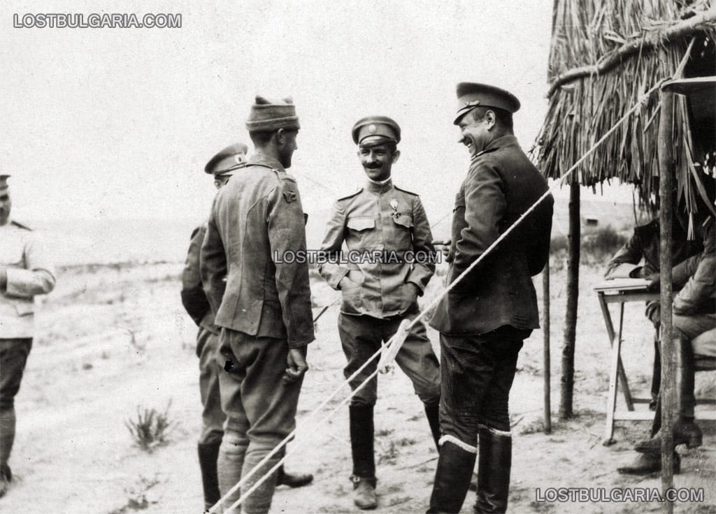 Офицери от Щаба на 2-ра армия разпитват пленен англичанин. Левуново, 1916 г.
