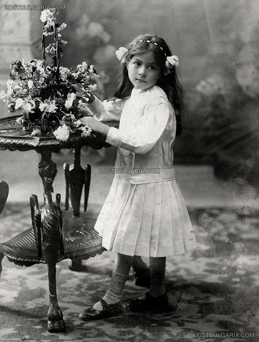 Малко момиче, облечено в бяла рокля, София, 1909 г.