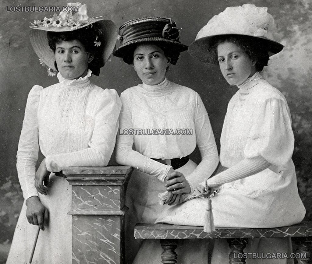 Портрет на три елегантно облечени млади дами, София, началото на ХХ век
