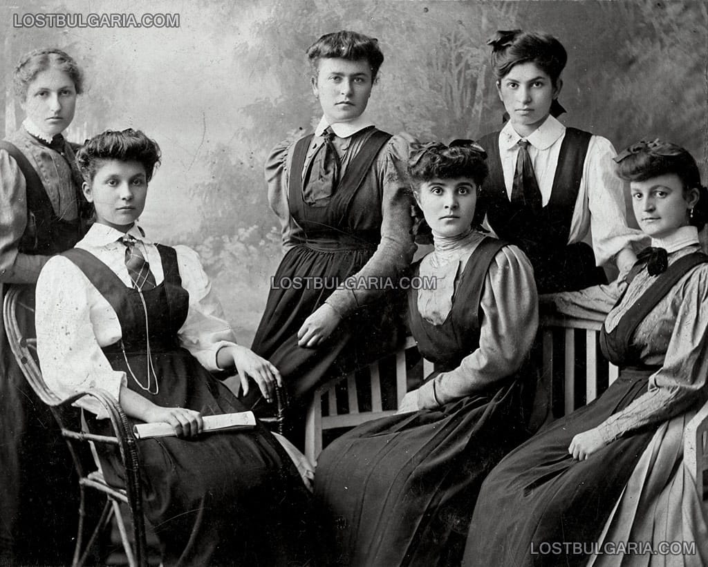 Млади момичета - гимназистки от София, началото на ХХ век