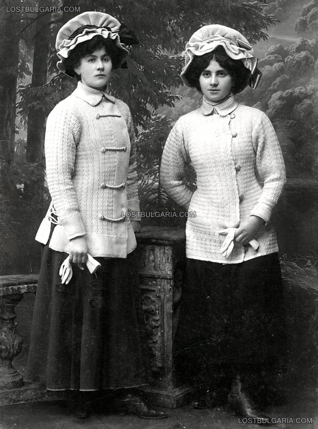 Портрет на две елегантно облечени млади дами от София, края на ХIХ век