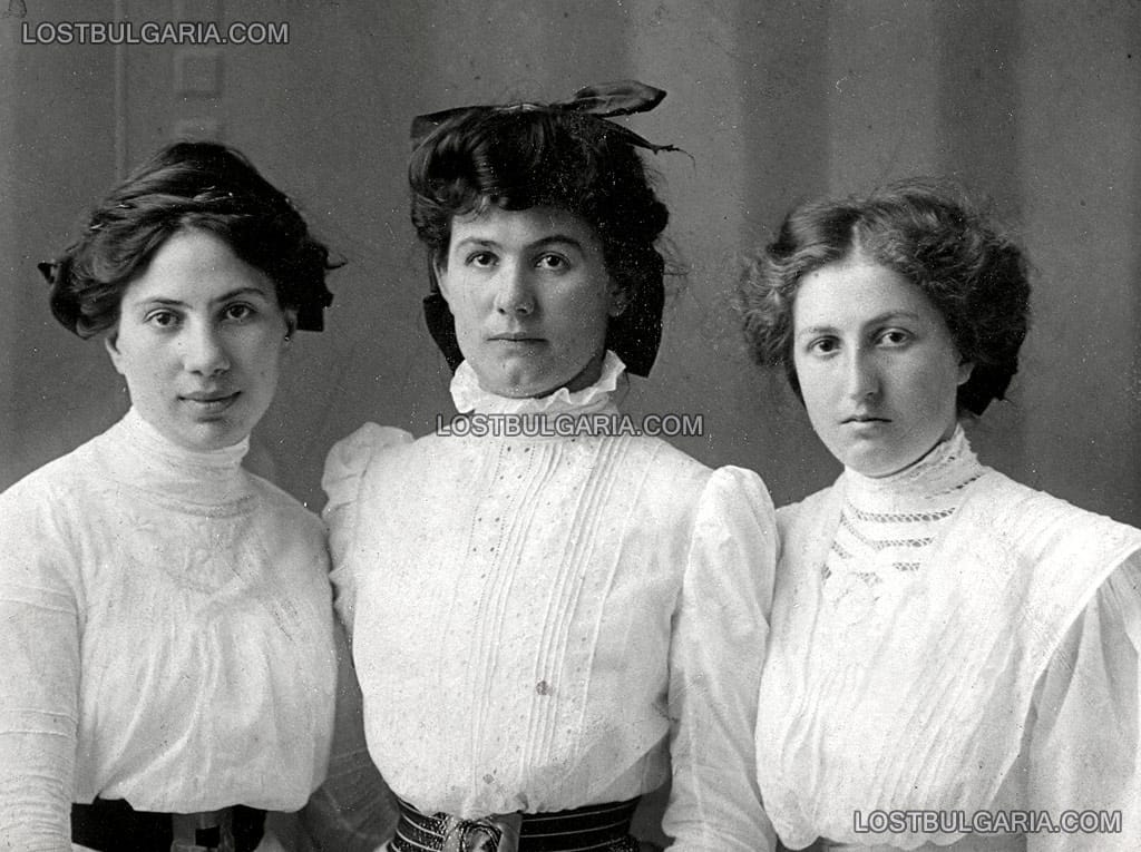 Портрет на три млади жени от София, началото на ХХ век