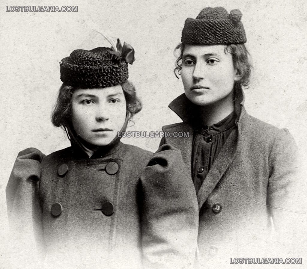 Портрет на две модно облечени момичета от Пловдив, 1899 г.