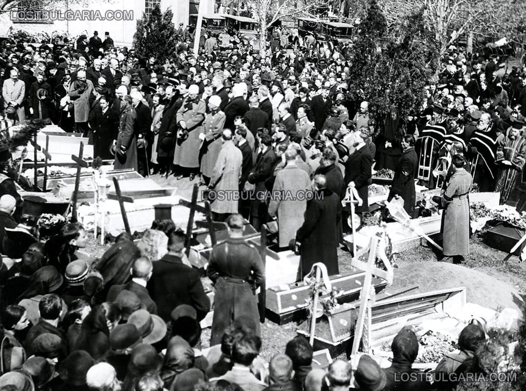 Погребението на жертвите от кървавия атентат в църквата "Света Неделя", извършен от военното крило на БКП на 16 април 1925 г., отнел живота на повече от 200 души, София 1925 г.
