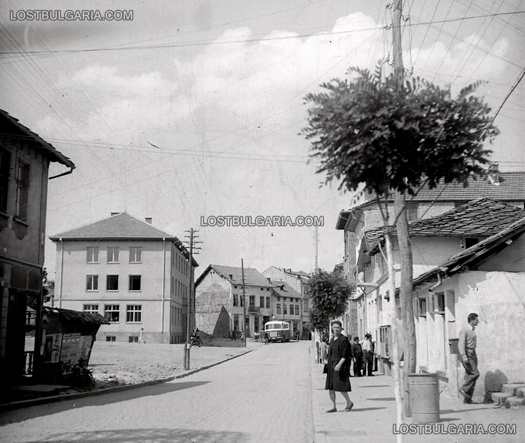 Троян, улица - в ляво сградата на пощата, 50-те години на ХХ век