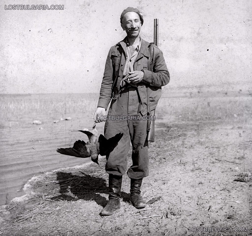 Ловец с отстреляна птица на брега на езеро, 50-те години на ХХ век
