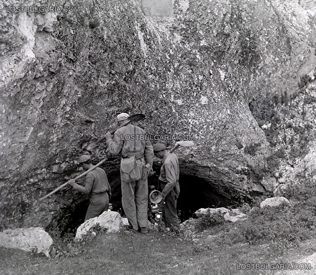 Група археолози на спускане в пещерата "Магура", 50-те години на ХХ век