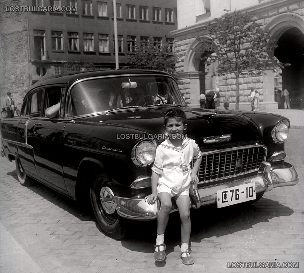 Дете позира пред американски автомобил Шевролет (Chevrolet 150, модел 1955 г.) до сградата на ЦУМ, 50-те години на ХХ век