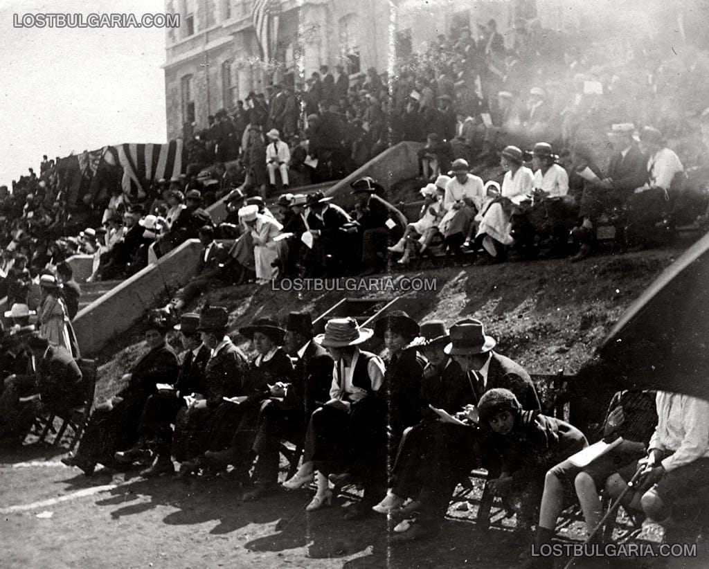 Цариград, публика, наблюдаваща спортни игри на учениците в Робърт колеж, началото на ХХ век