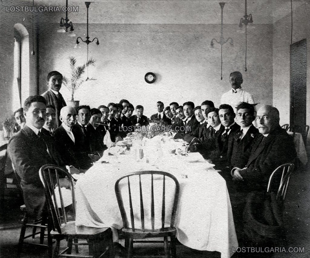 Цариград, обяд на ученици и учители в Робърт колеж, началото на ХХ век