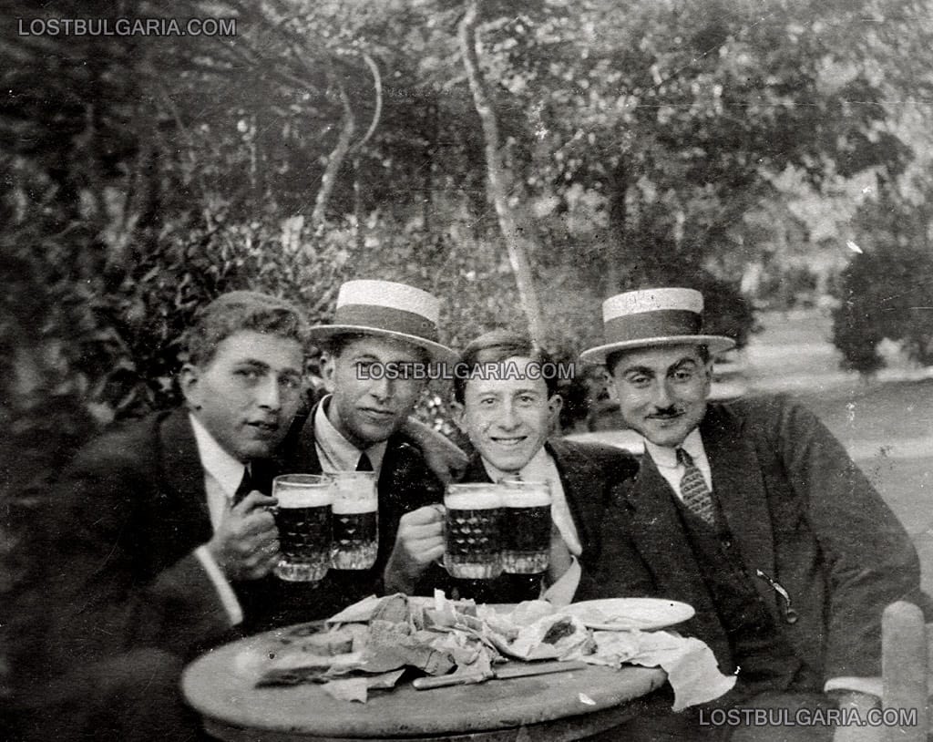 Цариград, ученици от Робърт колеж на чаша бира, началото на ХХ век