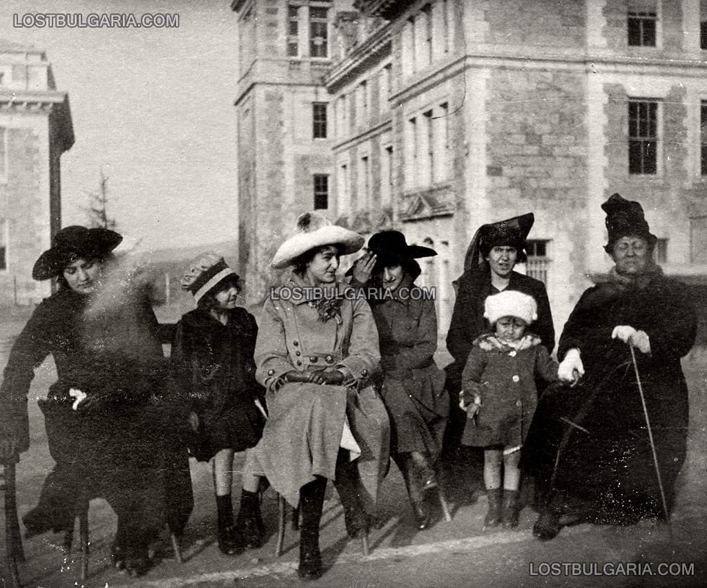Цариград, елегантно облечени дами в двора на Робърт колеж, вероятно роднини на ученици, началото на ХХ век