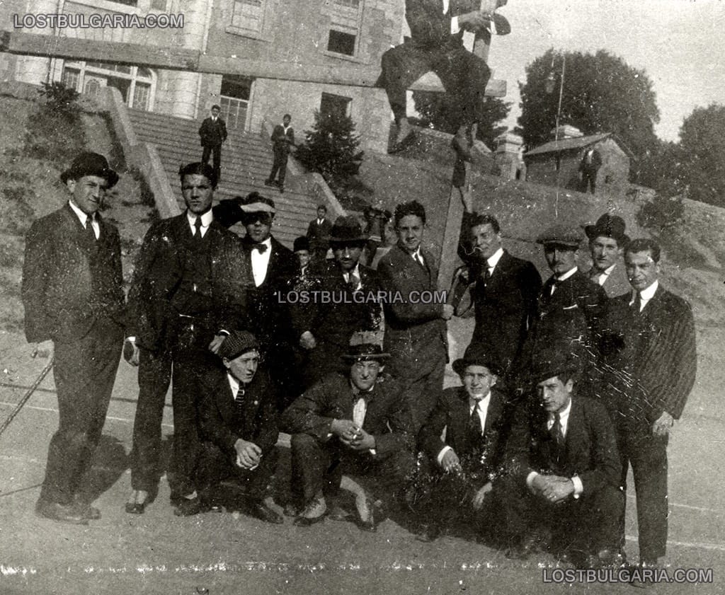 Ученици от Робърт колеж в Цариград пред една от сградите на колежа, началото на ХХ век