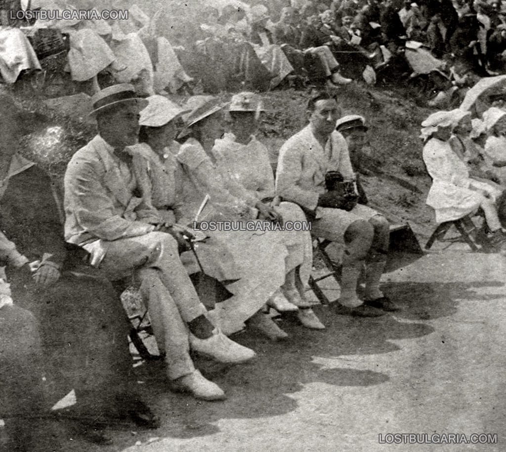 Публиката, наблюдаваща спортни занимания на ученици в Робърт колеж, Цариград, началото на ХХ век
