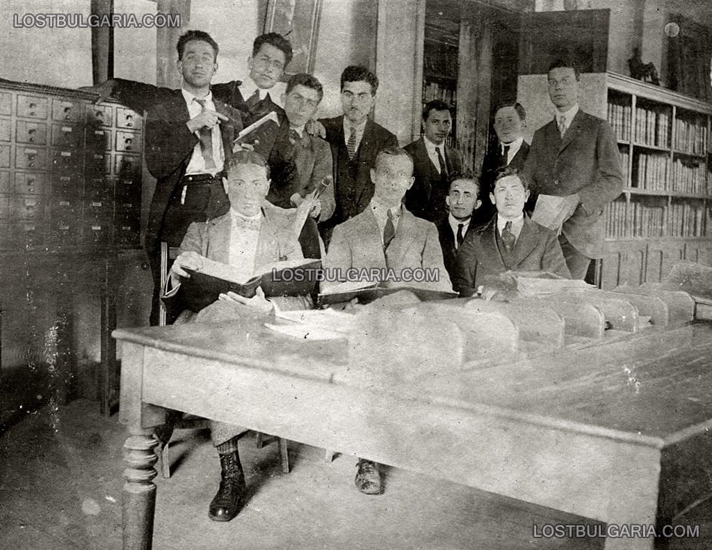 Ученици от Робърт колеж в една от учебните зали на колежа, Цариград, началото на ХХ век