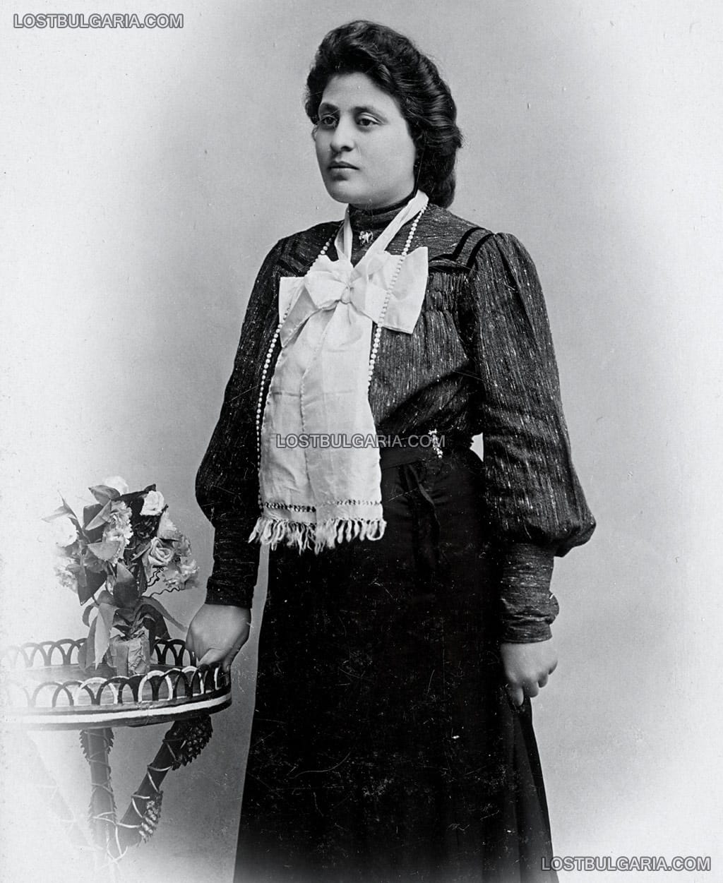 София, 1906 г., елегантно облечена млада жена
