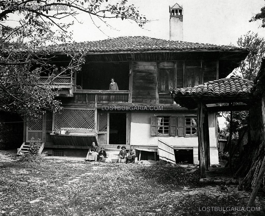 Копривщица, озаглавена: "Бащиният дом", началото на ХХ век