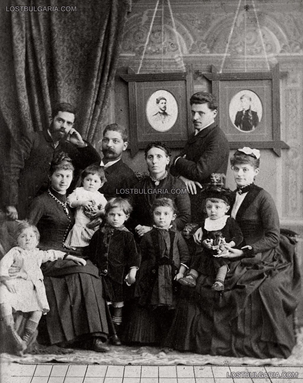 Многочленната фамилия на фотографите Карастоянови, София, около 1890 г.
