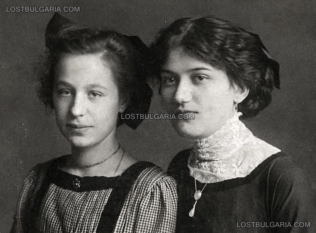 Портрет на две момичета, студентки в град Йена (Jena), Германия, началото на ХХ век