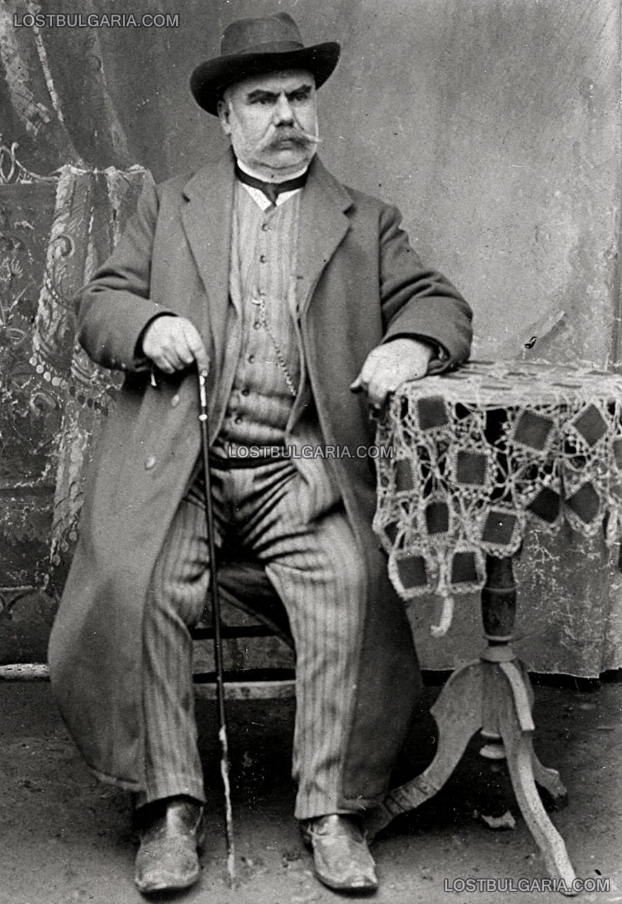 Портрет на заможен мъж, облечен в градско облекло, началото на ХХ век