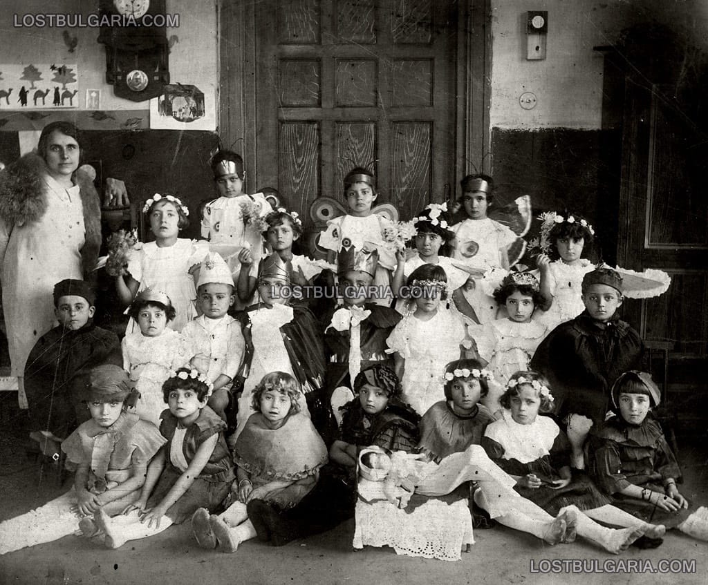 Деца, облечени за представление в детска градина, София, 1926 г.