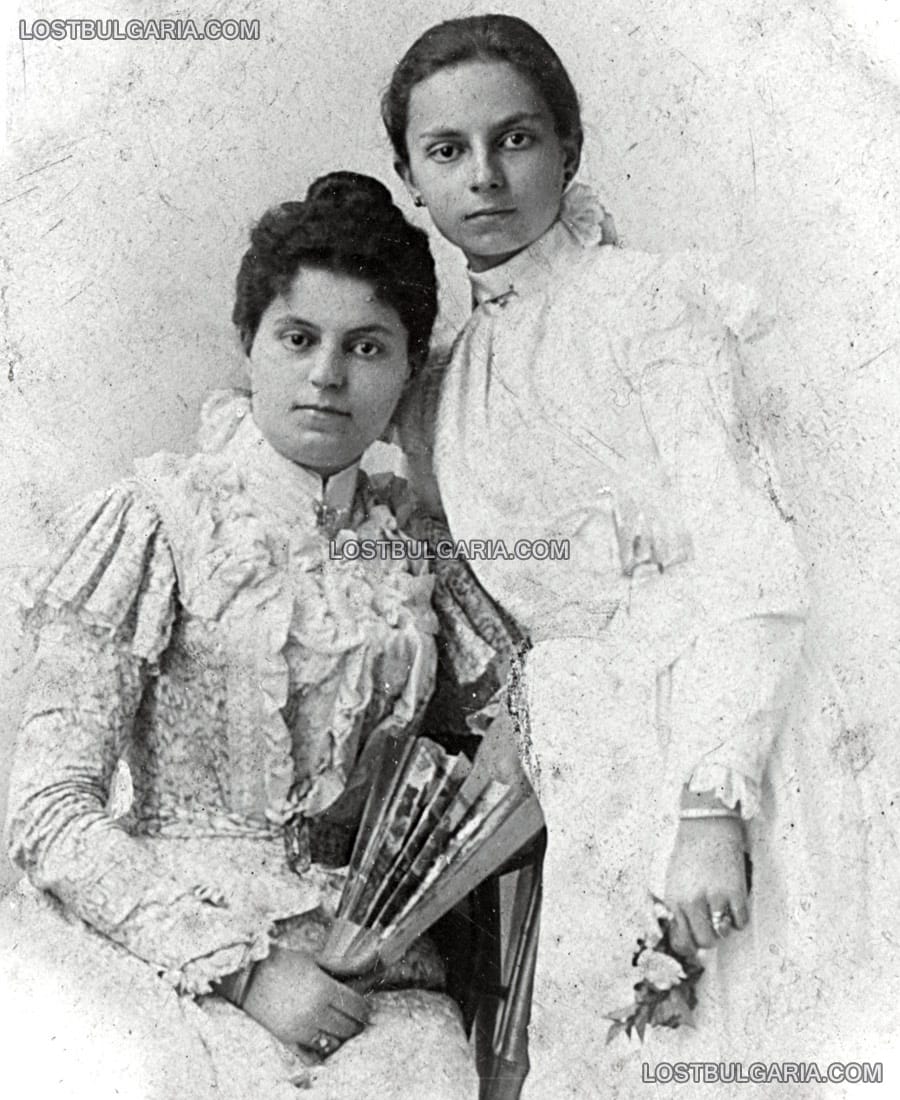 Портрет на две момичета от София, края на ХIХ век