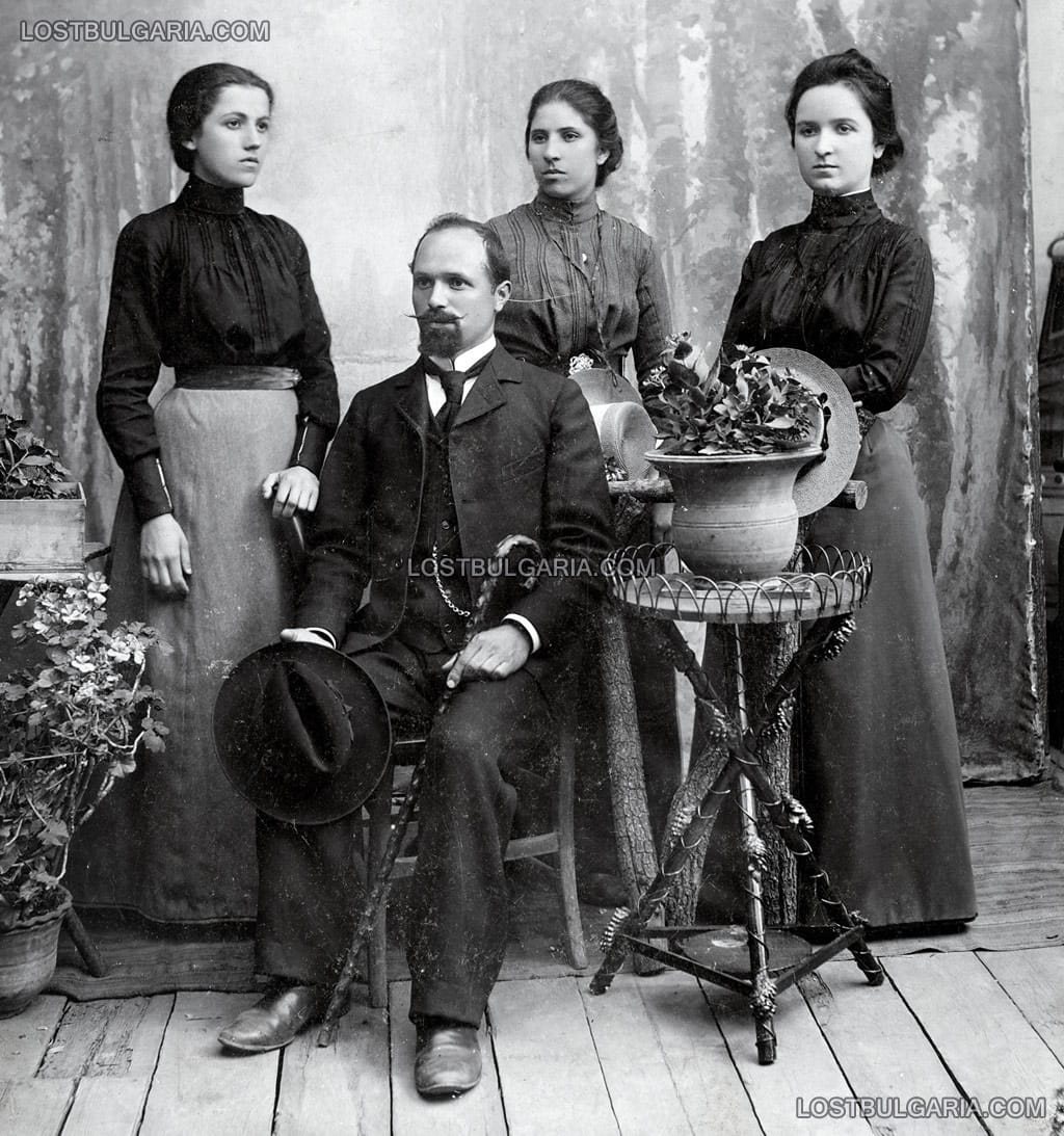 Елегантно облечен мъж в компанията на три млади дами, София, началото на ХХ век