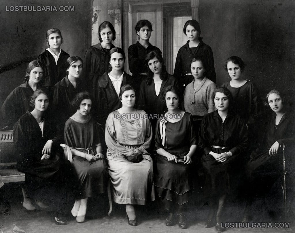 Ученички от 8-ми клас със своята учителка, София, юни 1923 г.