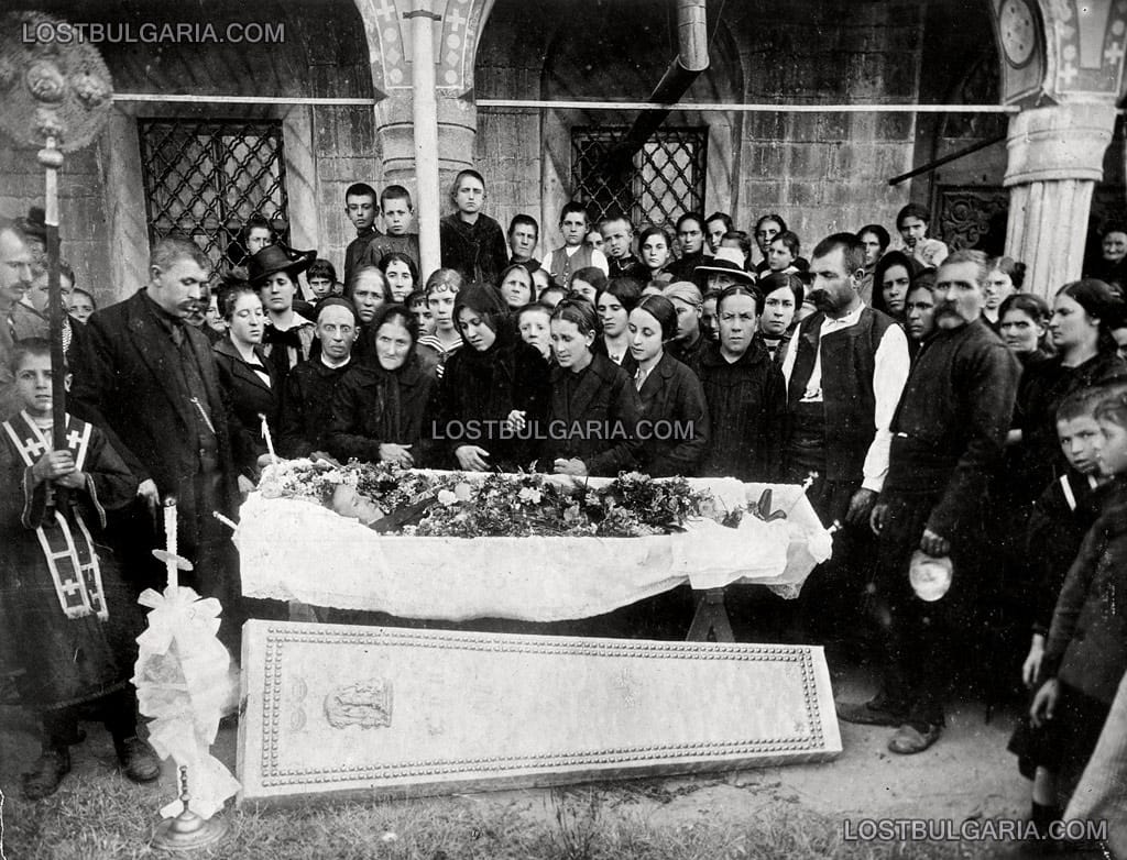 Детско погребение, съученици край ковчега, Пазарджик, 20-те години на ХХ век
