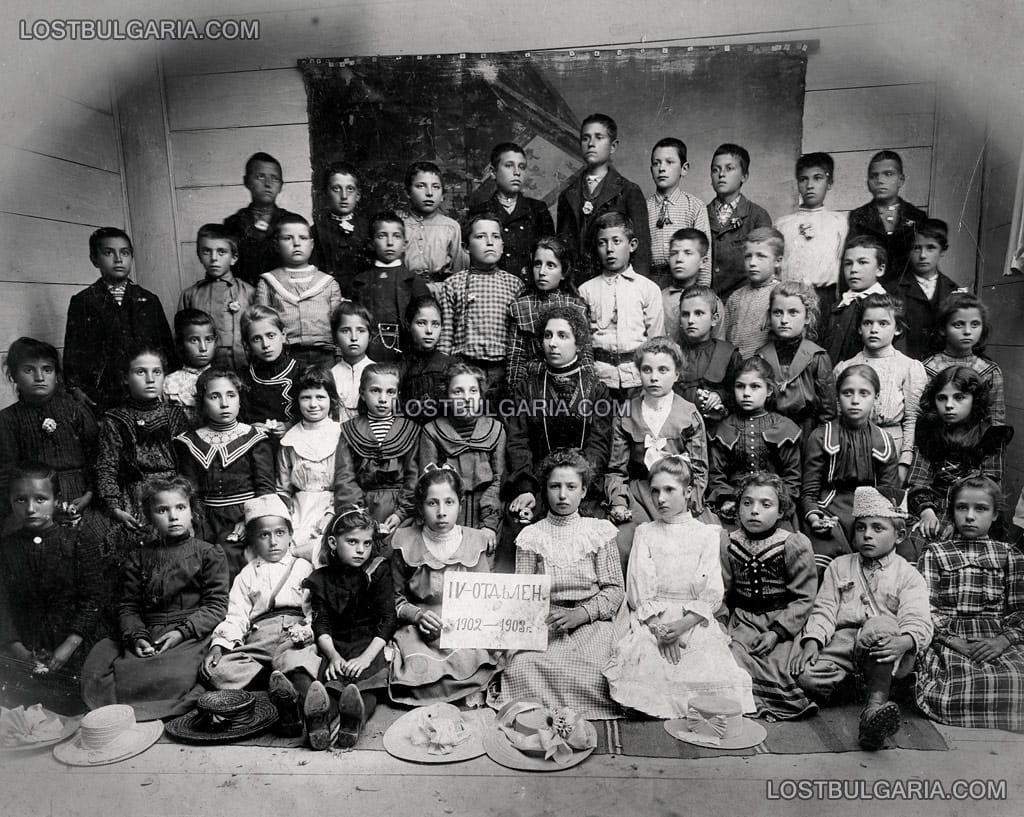 Ученици от 4-то отделение със своята учителка, неизвестно къде, 1903 г.