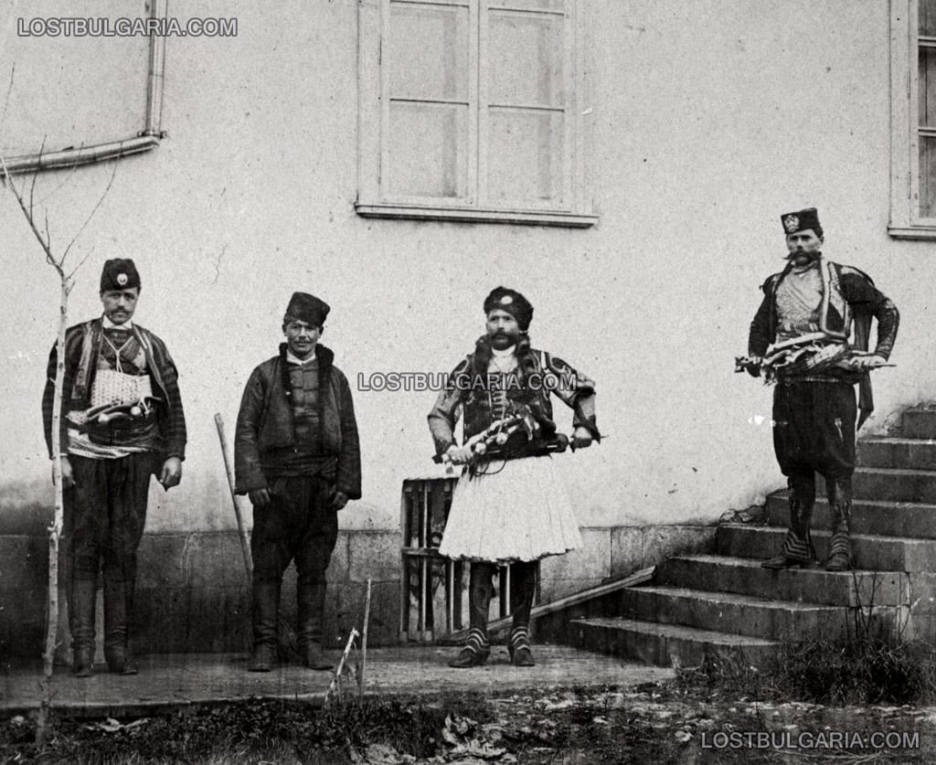 Надписана: "Кавасите (гавазите) на руското консулство в народни костюми" - българи, охраняващи консулството в Русе, последният в дясно е Христо Карагьозов, Русчук (Русе), 1878 г.
