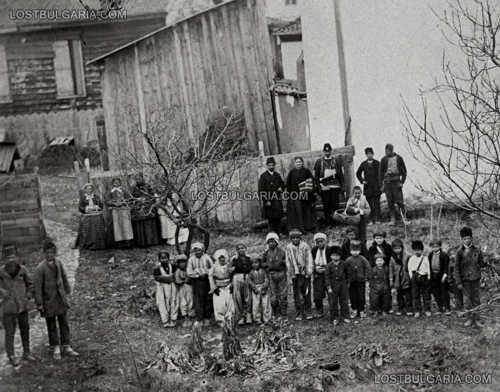 Надписана: "Група улични хлапета в двора на руското консулство" Русчук (Русе), 1878 г.