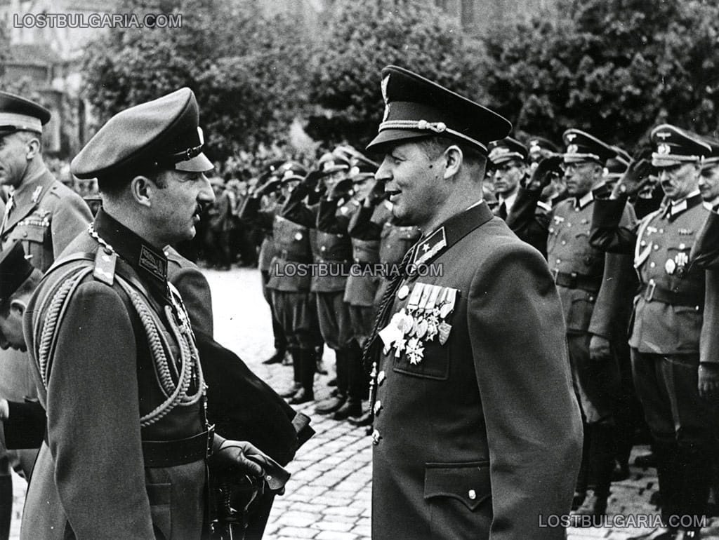 Н.В.Цар Борис ІІІ разговаря със словашки майор, вероятно военен аташе на Словакия у нас, на парада по случай Гергьовден - празника на войската, София, 40-те години на ХХ век