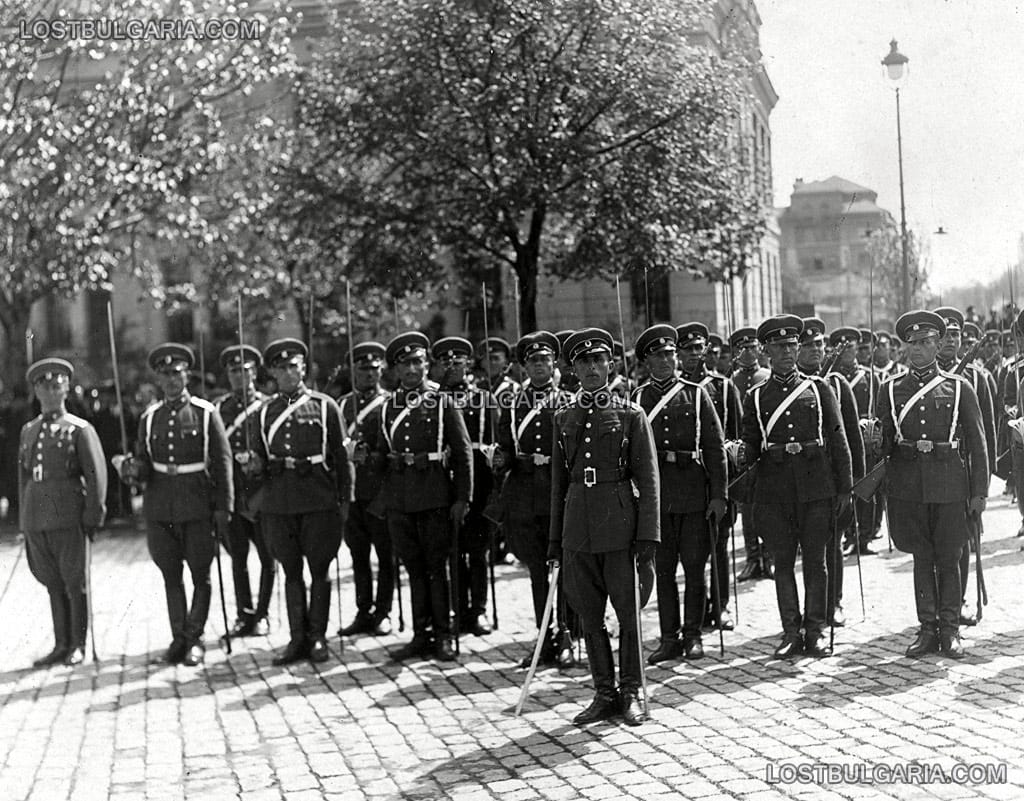 Войската, строена за парада по случай Гергьовден, София, 30-те години на ХХ век