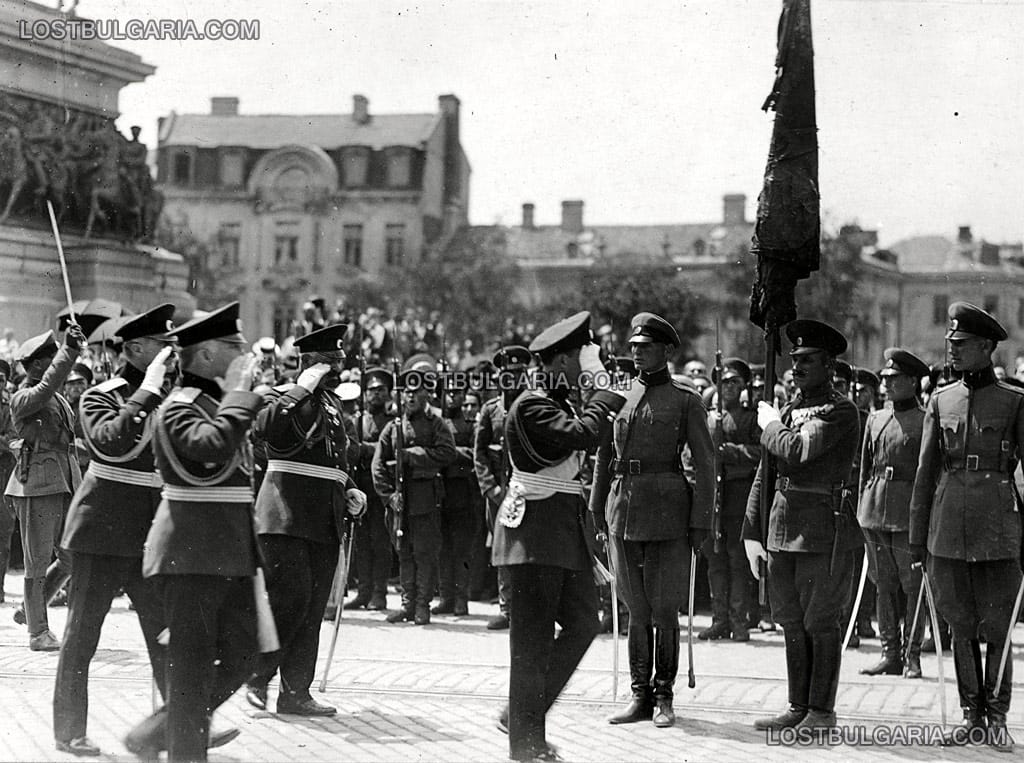 Н.В.Цар Борис ІІІ прави преглед на войската и бойните знамена на парада по случай  Гергьовден, София, 30-те години на ХХ век