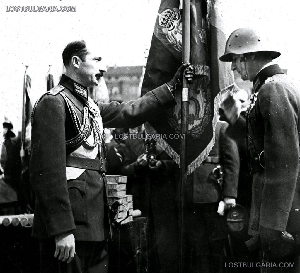Н.В.Цар Борис ІІІ държи полкови щандарт на тържествена клетва пред бойните знамена на Гергьовден - празника на войската, София, 1937 г.