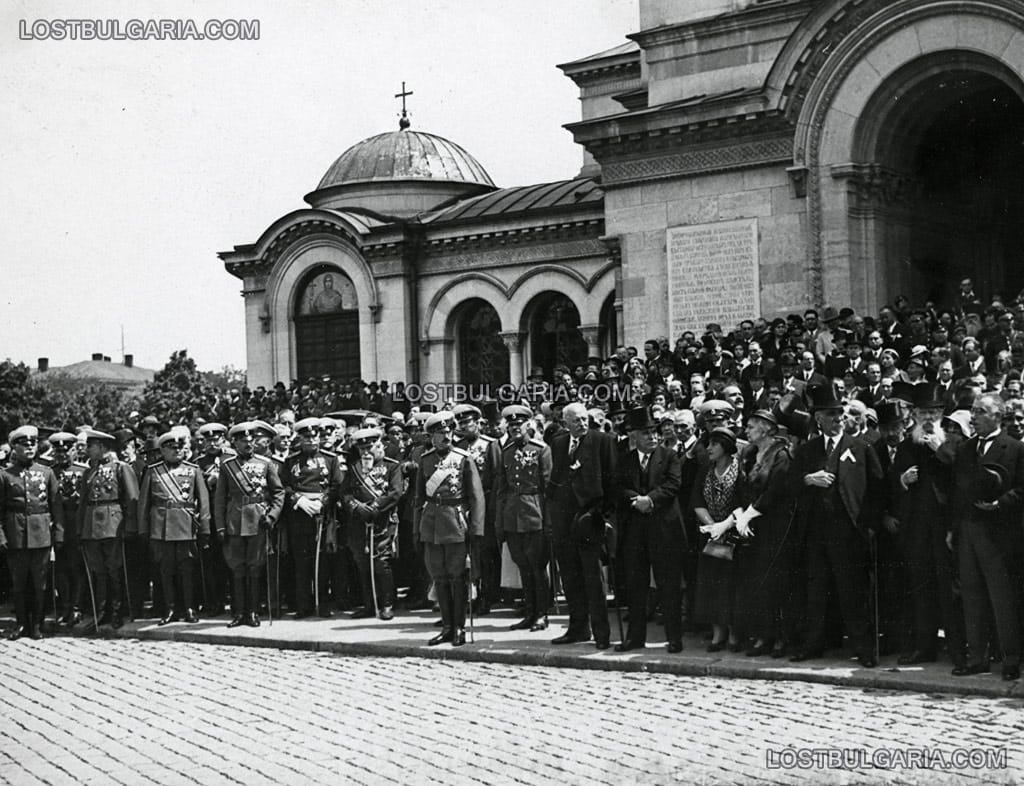 Генералитетът, Царят, правителство, депутати и други в очакване на преминаването на войските за парада на Гергьовден, София, 30-те години на ХХ век
