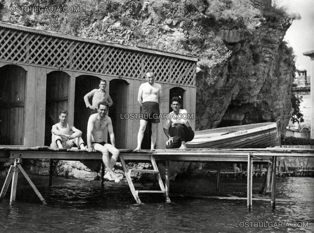 Съблекалните на къпалня, вероятно край река или езеро, 30-те години на ХХ век
