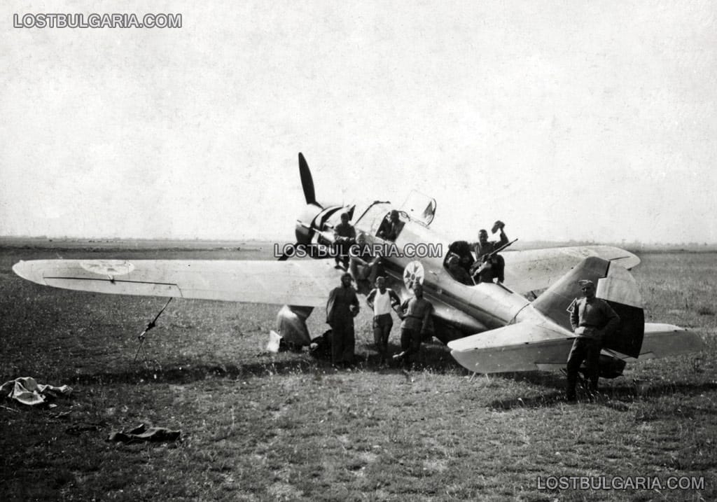 Летци и войници до самолет PZL-43B "Чайка", летище Крумово край Пловдив, юли 1940 г.