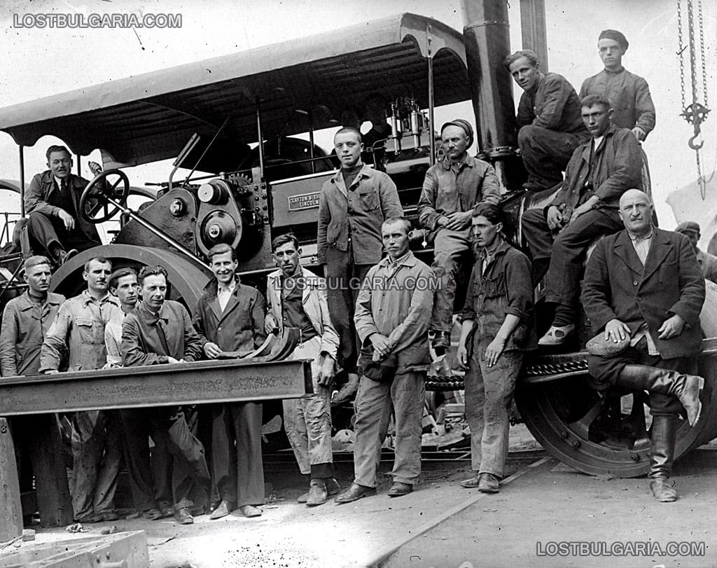 Железопътни работници пред парен валяк "Clayton and Shuttleworth", 20-те години на ХХ век