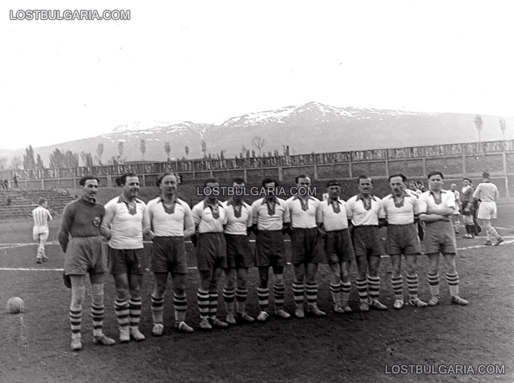 Футболен отбор (?) преди мач с "ЖСК София" на стадион "Левски", 1939/40 г.