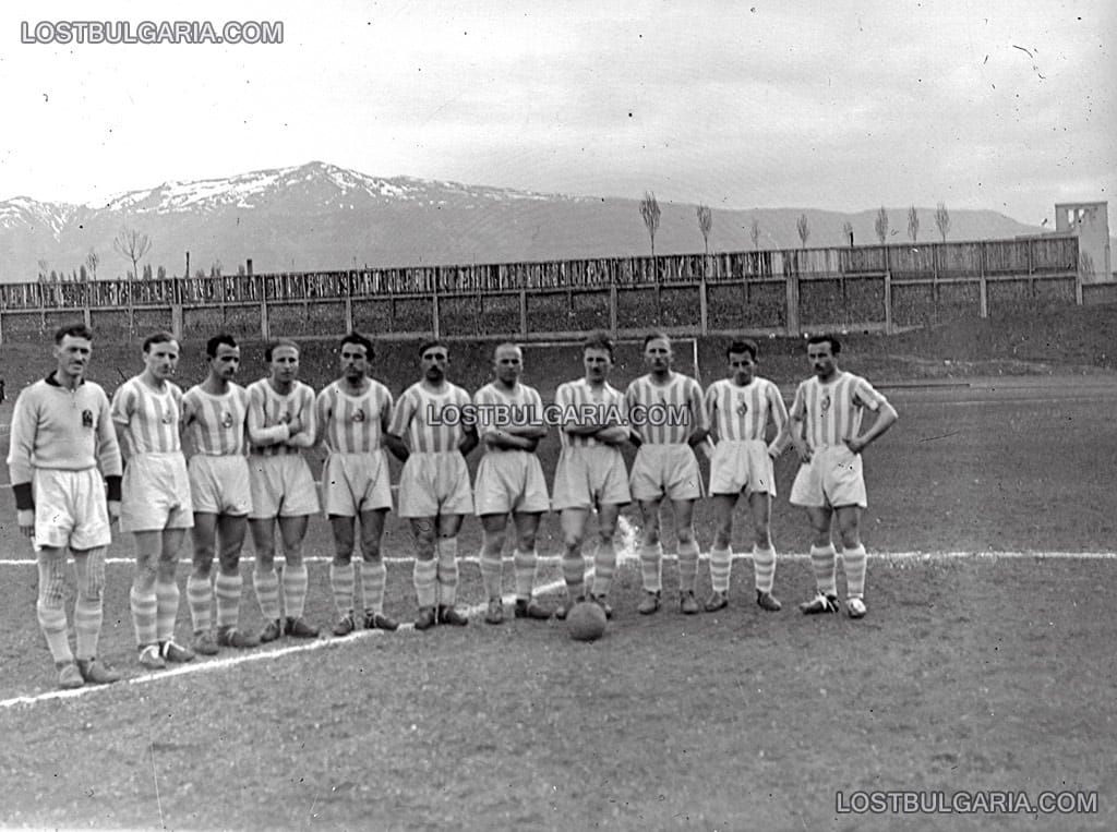 Футболният отбор на "ЖСК София" (Железничарски спортен клуб, днешният "Локомотив"-София) преди мач на стадион "Левски", 1939/40 г.