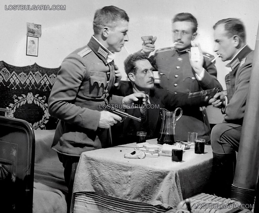 Офицери разиграват конфликт с извадено оръжие при игра на карти, около 1936-37 г.