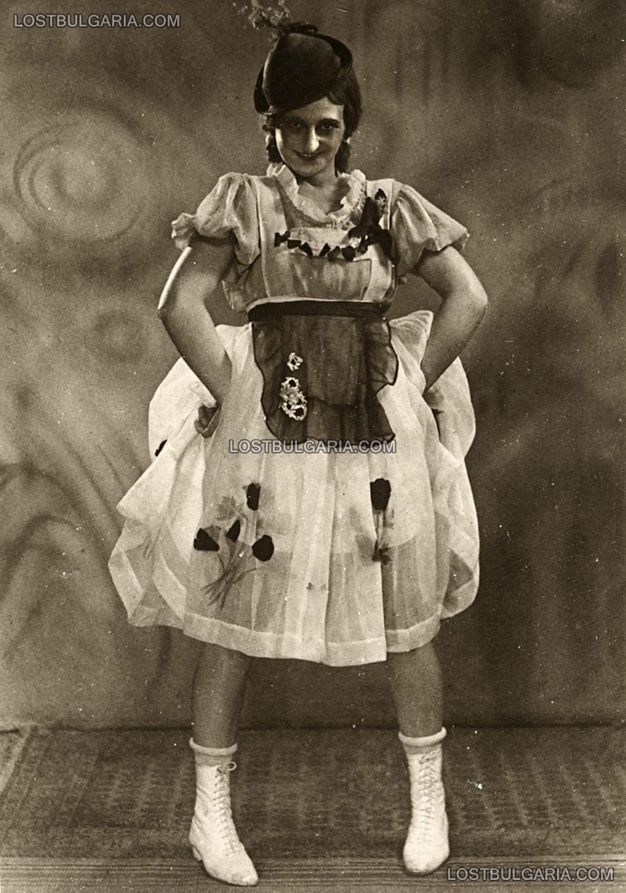 Портрет на певицата Виолета Симеонова, облечена в костюм за роля от операта "Бяло конче", 30-те години на ХХ век﻿