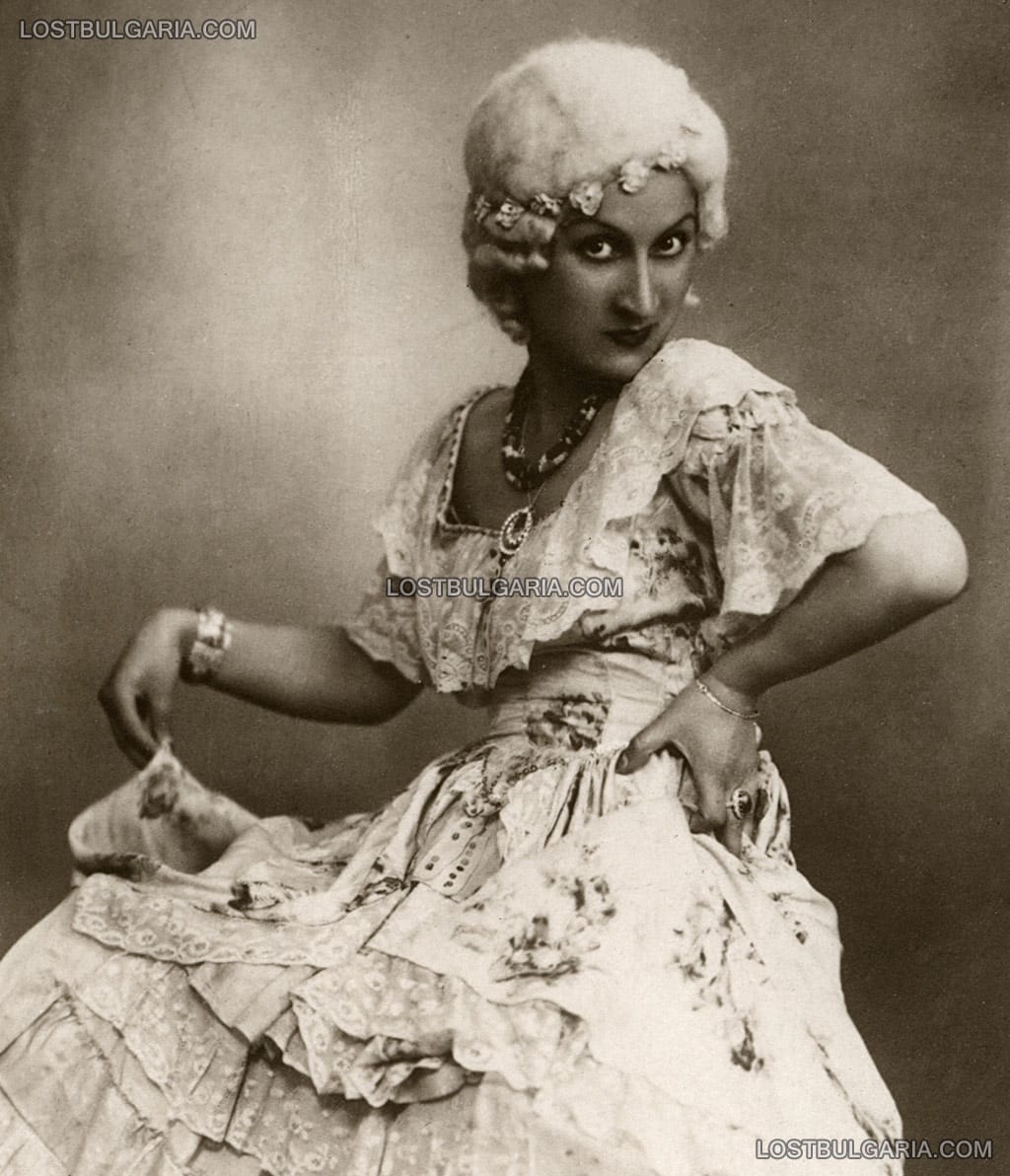 Портрет на певицата Лора Ненова с костюм от операта "Казанова", 30-те години на ХХ век﻿