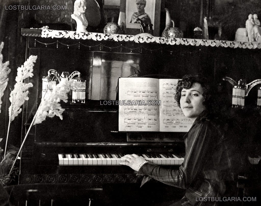 Портрет на Цветана Гълъбова, студентка в Кралската консерватория в Лиеж (Белгия), току-що спечелила конкурс по пиано и наградена лично от краля на Белгия, София, края на 20-те години на ХХ век