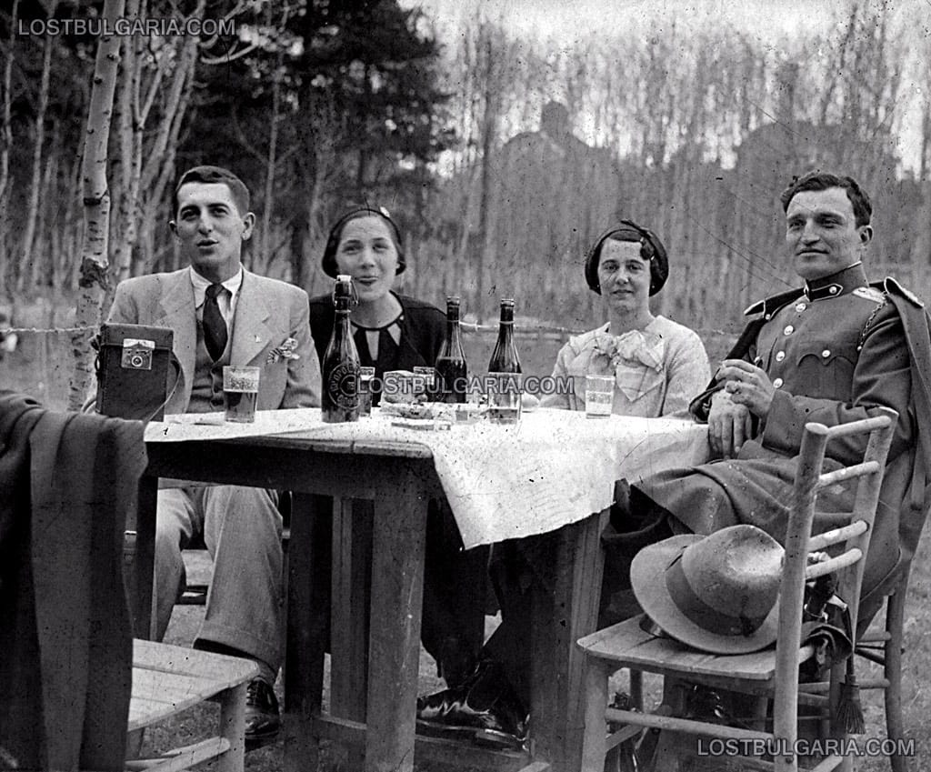 Две дами със своите кавалери се черпят с "Прошеково пиво", Борисовата градина, 30-те години на ХХ век